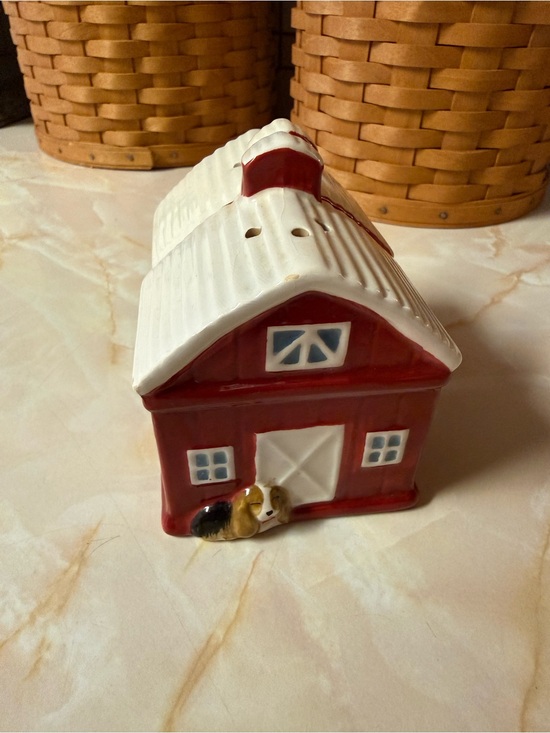 The Pioneer Woman Other - Pioneer Woman Red and White Barn Ceramic Salt & Pepper Shaker Set - Home Accents